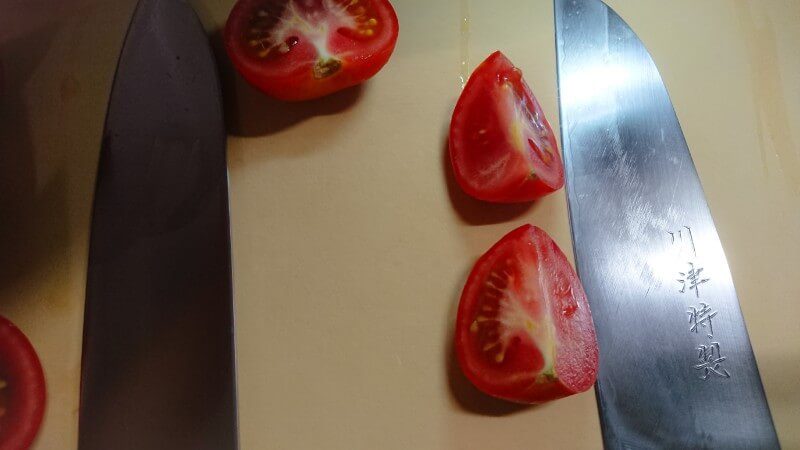 普通の包丁で切ったトマト